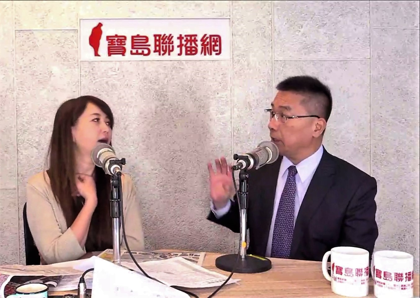 內政部長徐國勇(右)今(6)日接受電台訪問向雙北喊話,希望儘速通過自治條例,讓社會住宅的地價稅、房屋稅降至0。 圖:截自網路直播畫面 內政部長徐國勇(右)今(6)日接受電台訪問向雙北喊話,希望儘速通過自治條例,讓社會住宅的地價稅、房屋稅降至0。 圖:截自網路直播畫面