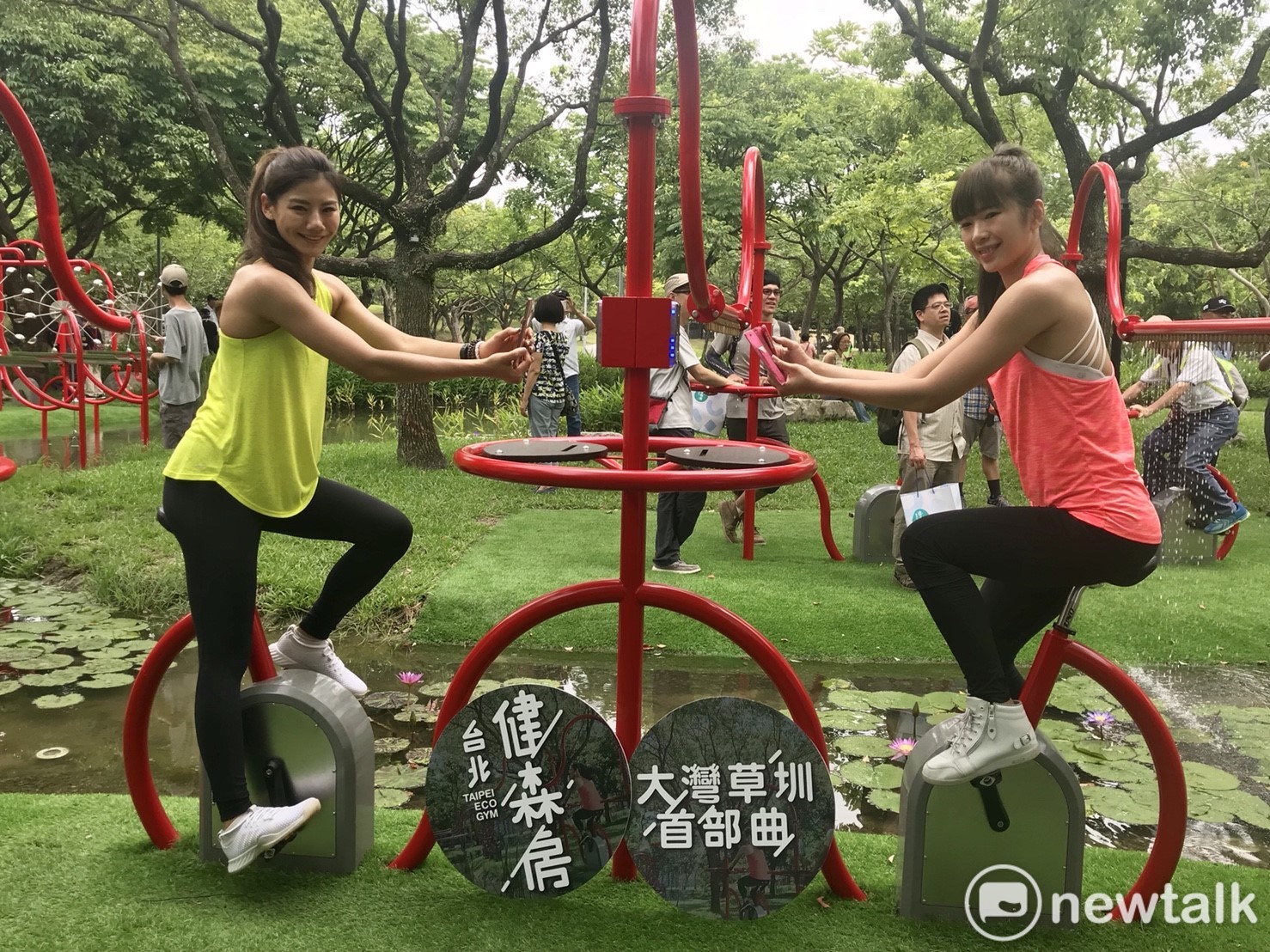 民眾踩踏前,可先以手機掃描活水飛輪前的QRcode,共有3分鐘衝刺、不限時耐力及1對1對戰3種體驗模式,休憩運動之際,也可記錄個人活水量。 圖:曾薏伃 / 攝 民眾踩踏前,可先以手機掃描活水飛輪前的QRcode,共有3分鐘衝刺、不限時耐力及1對1對戰3種體驗模式,休憩運動之際,也可記錄個人活水量。 圖:曾薏伃 / 攝