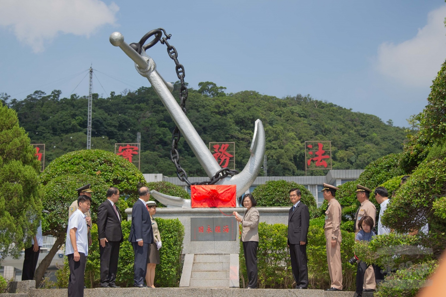 蔡英文總統6日前往海軍司令部主持「新海軍啟航」紀念碑揭牌儀式。 圖:軍聞社提供/陳建興攝 蔡英文總統6日前往海軍司令部主持「新海軍啟航」紀念碑揭牌儀式。 圖:軍聞社提供/陳建興攝
