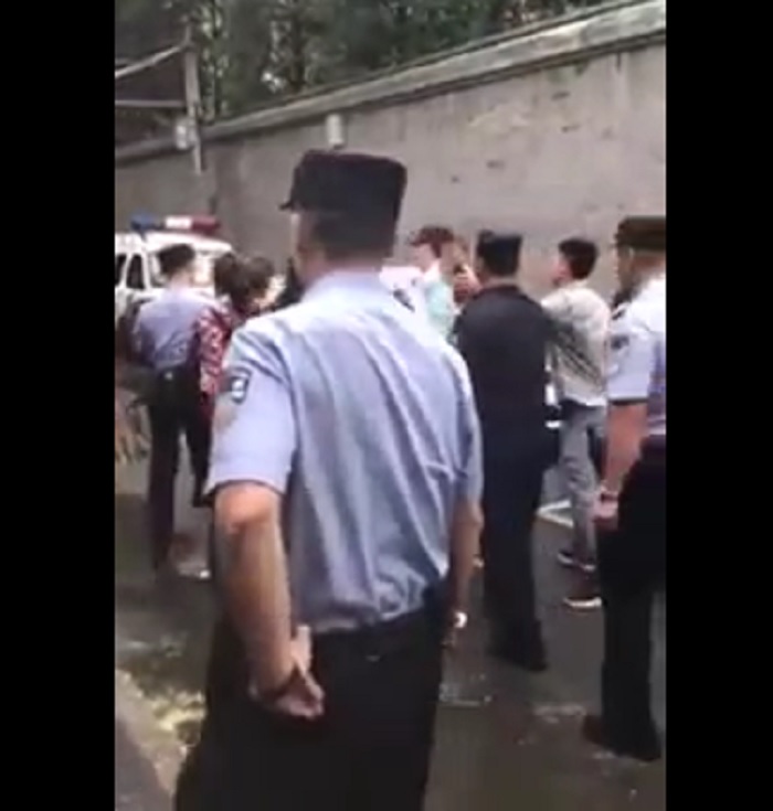 中國大批網貸苦主因蒙受虧損,計畫在北京發動請願抗議,結果遭當局強力打壓,數百名警察在北京金融區街道巡邏嚴密堵截。 圖:翻攝YouTube 中國大批網貸苦主因蒙受虧損,計畫在北京發動請願抗議,結果遭當局強力打壓,數百名警察在北京金融區街道巡邏嚴密堵截。 圖:翻攝YouTube