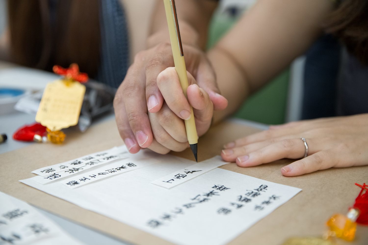 寫下你或你們、妳們對彼此的甜蜜祝福封存在鐵觀音茶罐中,表達「鐵」定不變的愛戀。 圖:台北市產發局提供 寫下你或你們、妳們對彼此的甜蜜祝福封存在鐵觀音茶罐中,表達「鐵」定不變的愛戀。 圖:台北市產發局提供