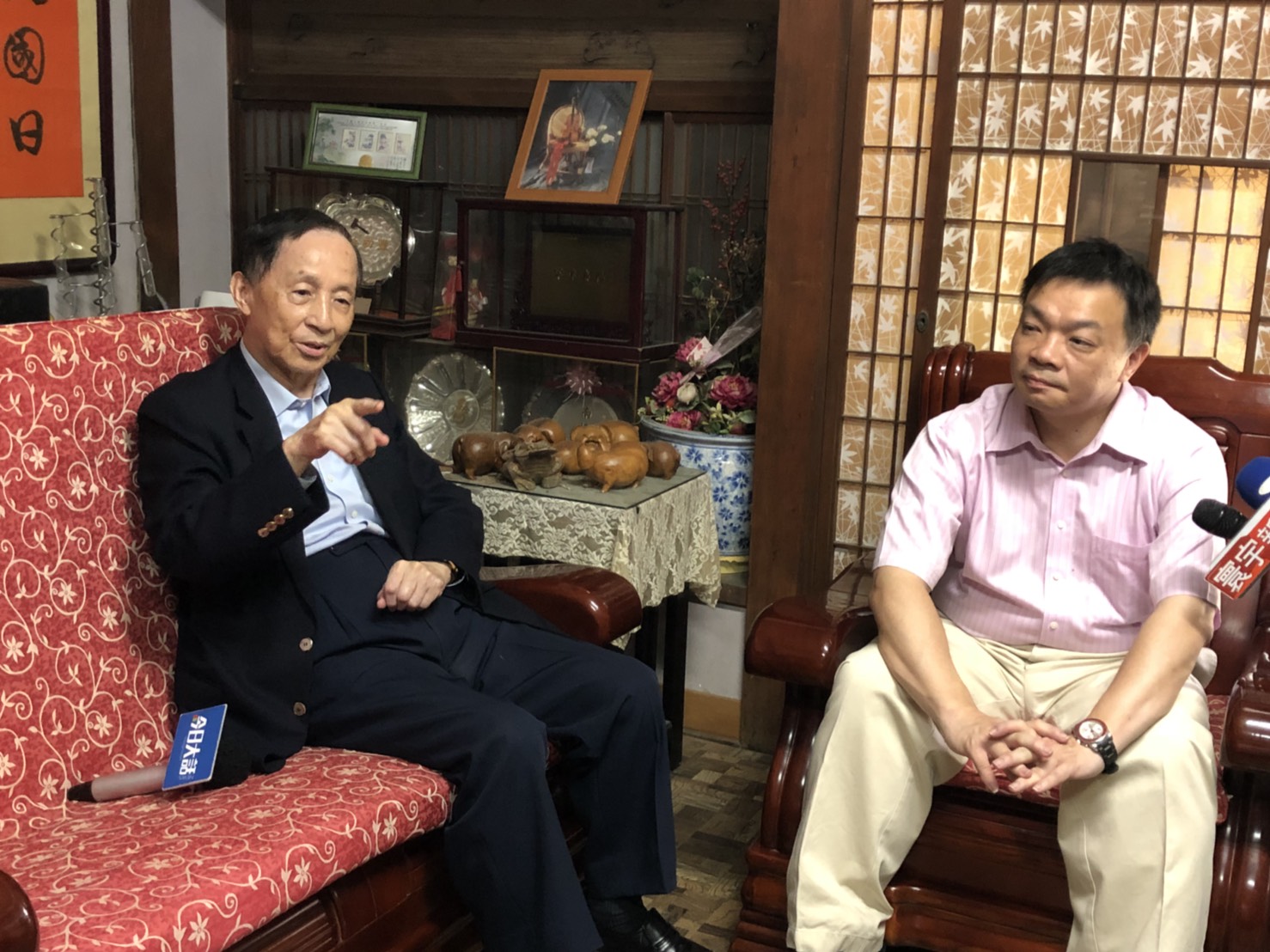 國民黨台南市長候選人高思博在父親節前夕陪父親高育仁回到青年路的老宅,暢談高家三代為台南、為台灣服務的過往。 圖:黃博郎/攝 國民黨台南市長候選人高思博在父親節前夕陪父親高育仁回到青年路的老宅,暢談高家三代為台南、為台灣服務的過往。 圖:黃博郎/攝