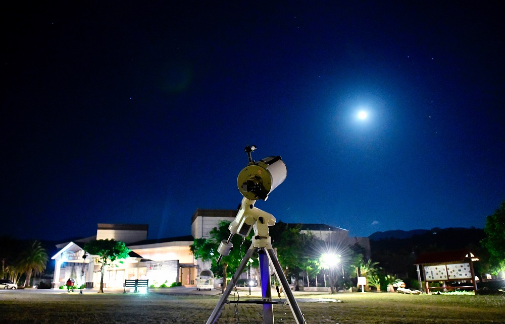 小墾丁渡假村舉辦「親子流星雨派對」,時間從今(7)至8月24日止,錯過將需等到冬季等候11月獅子座、12月雙子座與1月份象限儀座的流星雨。 圖:屏東縣觀傳處提供 小墾丁渡假村舉辦「親子流星雨派對」,時間從今(7)至8月24日止,錯過將需等到冬季等候11月獅子座、12月雙子座與1月份象限儀座的流星雨。 圖:屏東縣觀傳處提供