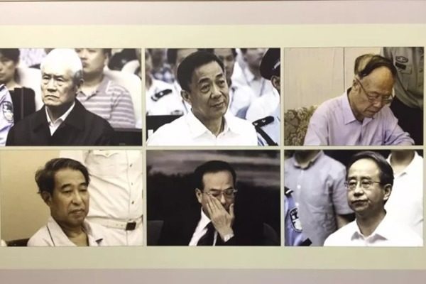去(2017)年十九大和北戴河會議前夕,又有政變傳聞紛紛。特別是中共第六代接班梯隊熱門人選之一,被視為「儲君」的十八屆政治局委員、重慶市委書記孫政才(下排中)落馬,震驚中外。加上前幾年陸續被判刑入獄的薄熙來(上排中)、周永康(上排左)、徐才厚(下排左)、令計劃(下排右)、郭伯雄(上排右)等人,所謂的江派人馬「政變六虎」至此悉數就擒。
圖:翻攝自網路 去(2017)年十九大和北戴河會議前夕,又有政變傳聞紛紛。特別是中共第六代接班梯隊熱門人選之一,被視為「儲君」的十八屆政治局委員、重慶市委書記孫政才(下排中)落馬,震驚中外。加上前幾年陸續被判刑入獄的薄熙來(上排中)、周永康(上排左)、徐才厚(下排左)、令計劃(下排右)、郭伯雄(上排右)等人,所謂的江派人馬「政變六虎」至此悉數就擒。
圖:翻攝自網路