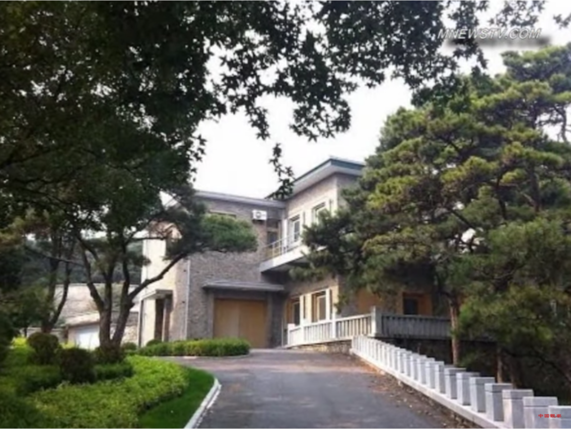 在那段風聲鶴唳的日子裡,由於人身安全深受威脅,習近平在北戴河有200名伴游保鑣護駕,他所住的0號別墅也加裝了防彈玻璃,以測安全。 圖:翻攝自Youtube 在那段風聲鶴唳的日子裡,由於人身安全深受威脅,習近平在北戴河有200名伴游保鑣護駕,他所住的0號別墅也加裝了防彈玻璃,以測安全。 圖:翻攝自Youtube