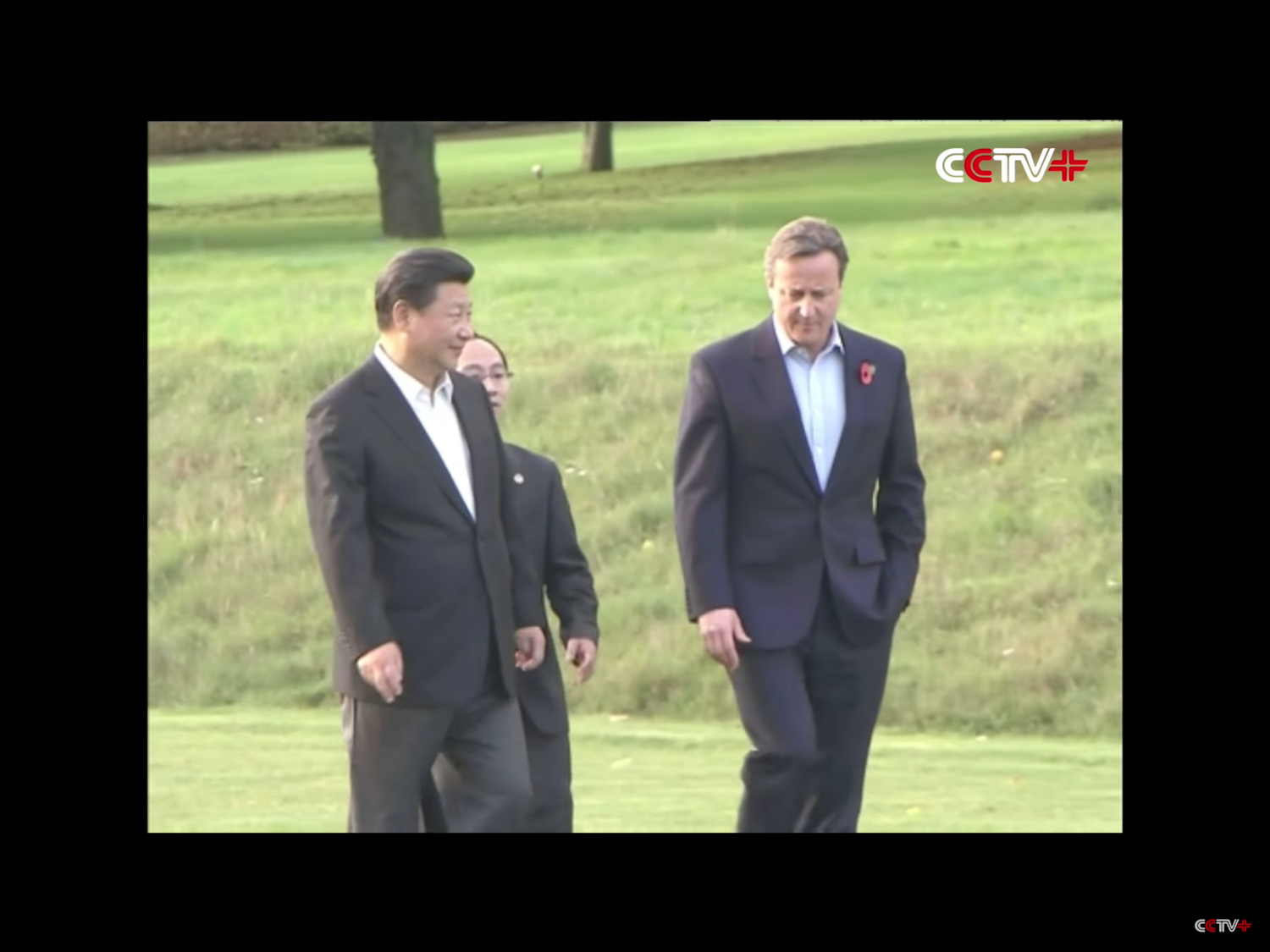 2015年10月,中國國家主席習近平(左)訪問英國時,也曾應邀到契克斯(Chequers)莊園作客,與英國首相柯麥隆(右)舉行「中英莊園會晤」。 圖:翻攝自央視新聞畫面 2015年10月,中國國家主席習近平(左)訪問英國時,也曾應邀到契克斯(Chequers)莊園作客,與英國首相柯麥隆(右)舉行「中英莊園會晤」。 圖:翻攝自央視新聞畫面