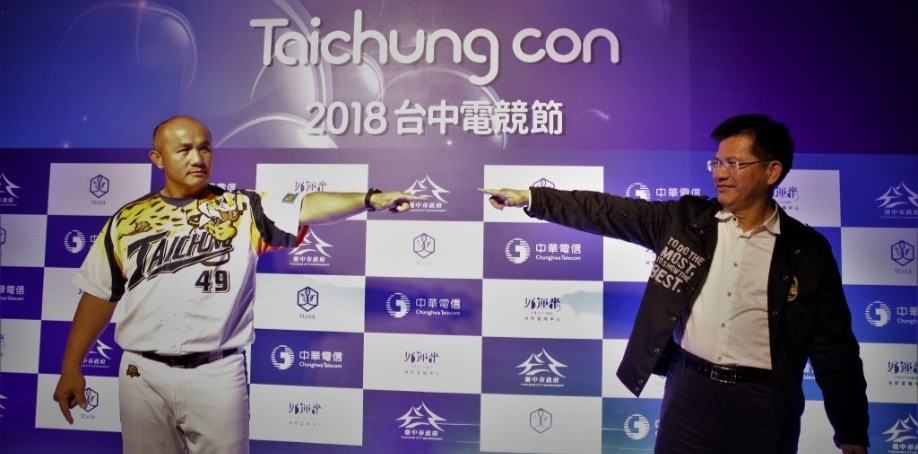 在雙方表演賽開始前,活潑的林佳龍市長首先向對手嗆聲。 在雙方表演賽開始前,活潑的林佳龍市長首先向對手嗆聲。