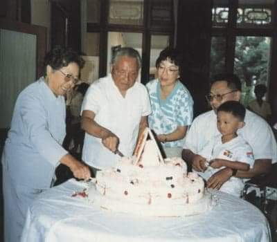 1988年,鄧小平(左2)在北戴河,與家人慶祝84歲生日,左為妻子卓琳,與鄧一起切蛋糕。 圖:翻攝自騰訊網 1988年,鄧小平(左2)在北戴河,與家人慶祝84歲生日,左為妻子卓琳,與鄧一起切蛋糕。 圖:翻攝自騰訊網