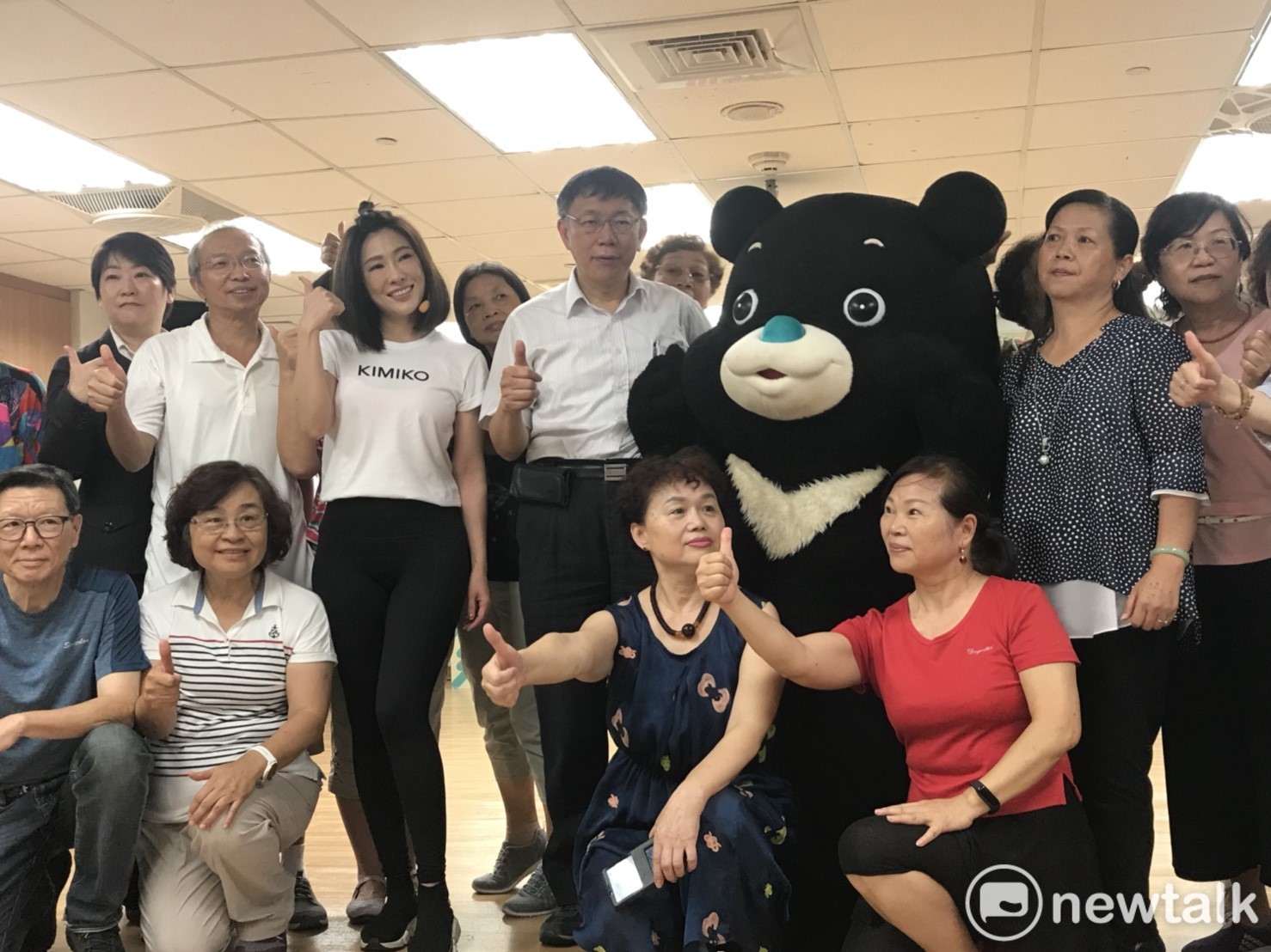 台北市長柯文哲今(8)日參與「活力銀髮咱熊讚」健康操比賽活動記者會時表示,台灣人口急速老化,鼓勵大家適度運動,促進身體健康,延緩老化、失智及失能。 圖:曾薏伃/攝 台北市長柯文哲今(8)日參與「活力銀髮咱熊讚」健康操比賽活動記者會時表示,台灣人口急速老化,鼓勵大家適度運動,促進身體健康,延緩老化、失智及失能。 圖:曾薏伃/攝