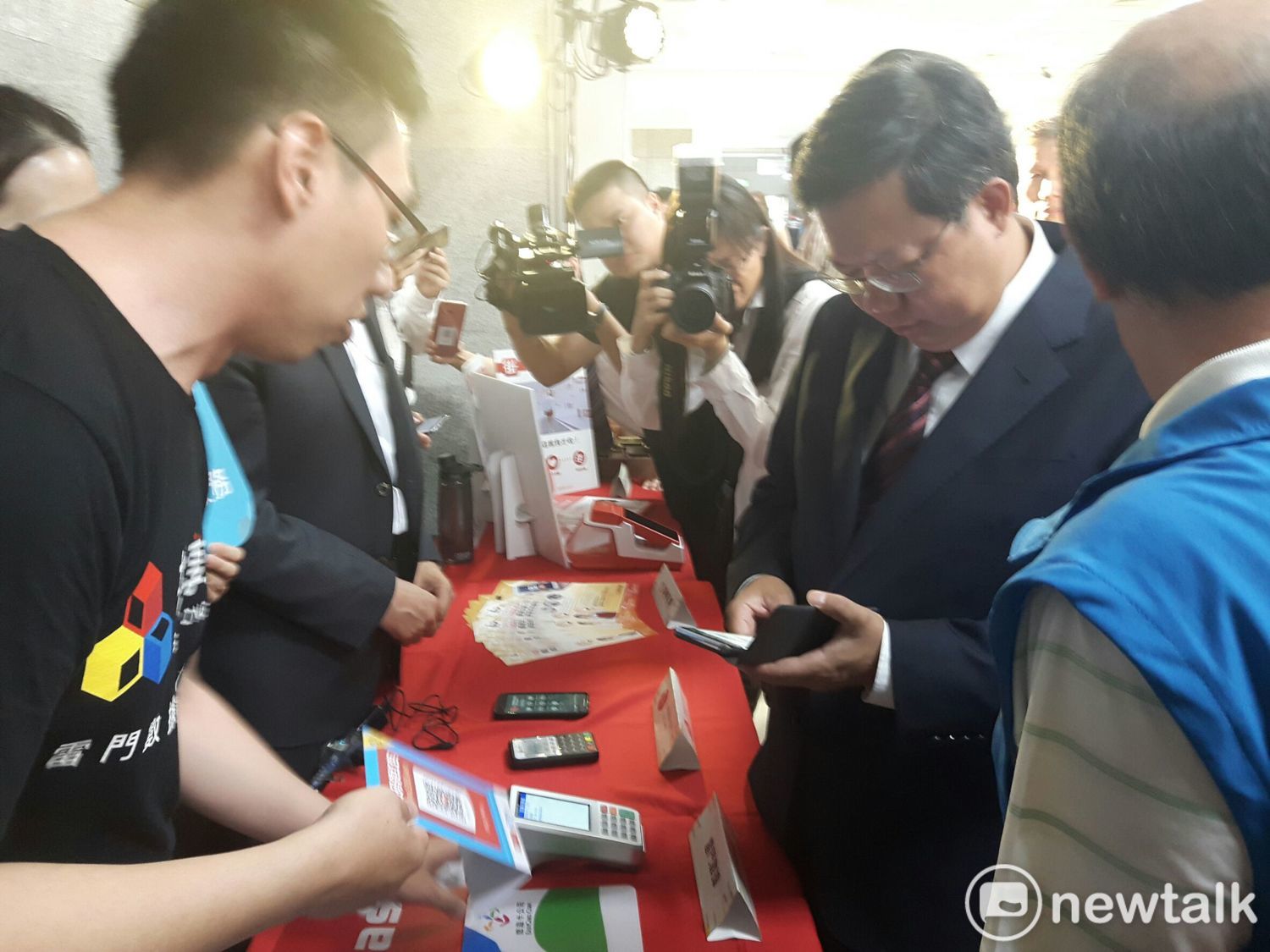 鄭文燦親自試用行動支付手機app功能。 圖:林昀真/攝 鄭文燦親自試用行動支付手機app功能。 圖:林昀真/攝