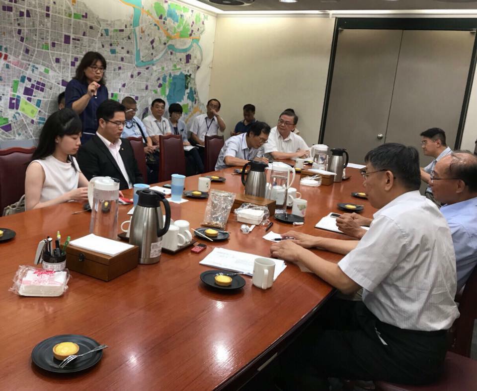 台北市長柯文哲與高嘉瑜、王威中便當會。 圖:翻攝高嘉瑜臉書 台北市長柯文哲與高嘉瑜、王威中便當會。 圖:翻攝高嘉瑜臉書