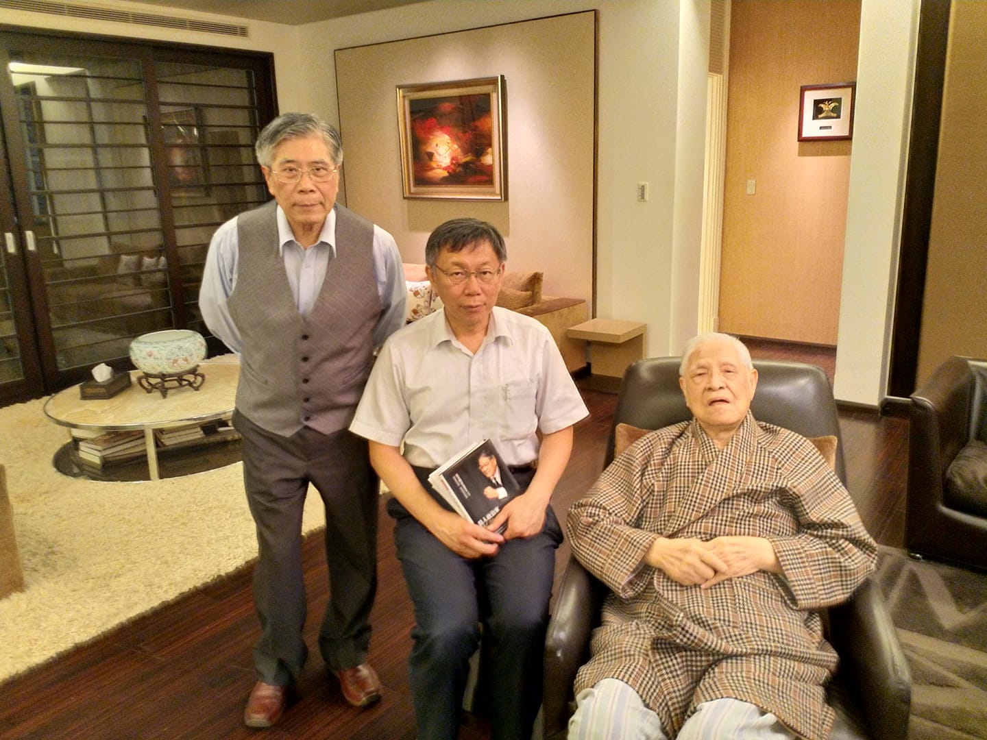 政治評論家、「老包」詹錫奎(左)昨日於臉書張貼與台北市長柯文哲(中)、前總統李登輝(右)的合影。 圖:翻攝老包臉書 政治評論家、「老包」詹錫奎(左)昨日於臉書張貼與台北市長柯文哲(中)、前總統李登輝(右)的合影。 圖:翻攝老包臉書