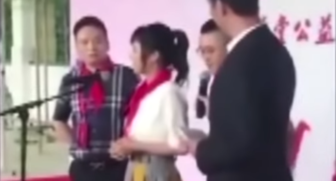 退休日本AV女優蒼井空,7月幫上海一家情趣用品公司活動代言,因配戴富有政治意涵的紅領巾(少先隊識別標誌)掀起風波。 圖:翻攝自youtube 退休日本AV女優蒼井空,7月幫上海一家情趣用品公司活動代言,因配戴富有政治意涵的紅領巾(少先隊識別標誌)掀起風波。 圖:翻攝自youtube