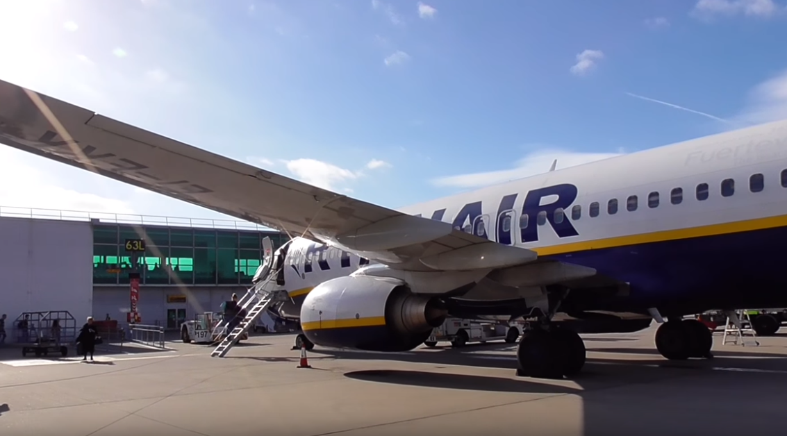 瑞恩航空(Ryanair)歐洲各地機師選擇今 (10) 天凌晨3時01分(台北時間早上9時01分)開始罷工24小時,以爭取更好的薪資和工作條件。 圖:翻攝自YOUTUBE (資料照片) 瑞恩航空(Ryanair)歐洲各地機師選擇今 (10) 天凌晨3時01分(台北時間早上9時01分)開始罷工24小時,以爭取更好的薪資和工作條件。 圖:翻攝自YOUTUBE (資料照片)