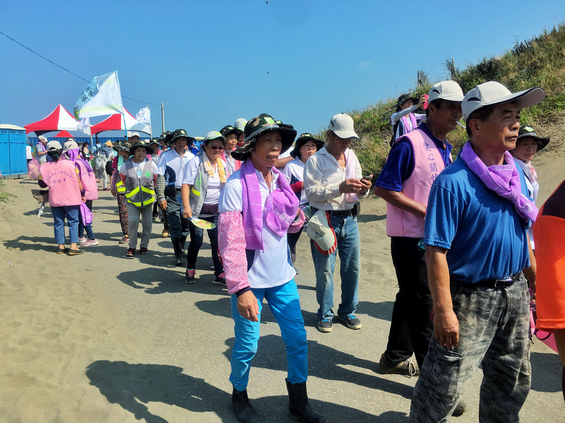 灣中油公司舉辦「2018關懷海洋‧潔淨地球」淨灘活動,11日在桃園市觀塘地區第3座液化天然氣接收站預定地舉行,吸引近700位員工及民眾共襄盛舉。 圖:中央社 灣中油公司舉辦「2018關懷海洋‧潔淨地球」淨灘活動,11日在桃園市觀塘地區第3座液化天然氣接收站預定地舉行,吸引近700位員工及民眾共襄盛舉。 圖:中央社