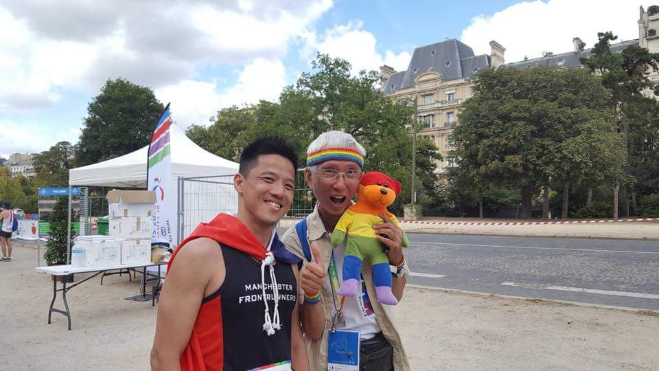 「英國野生國旗哥」(左)賽後與台灣隊榮譽團長祈家威(右)相擁致意。 圖:翻攝自台灣同運會臉書 「英國野生國旗哥」(左)賽後與台灣隊榮譽團長祈家威(右)相擁致意。 圖:翻攝自台灣同運會臉書
