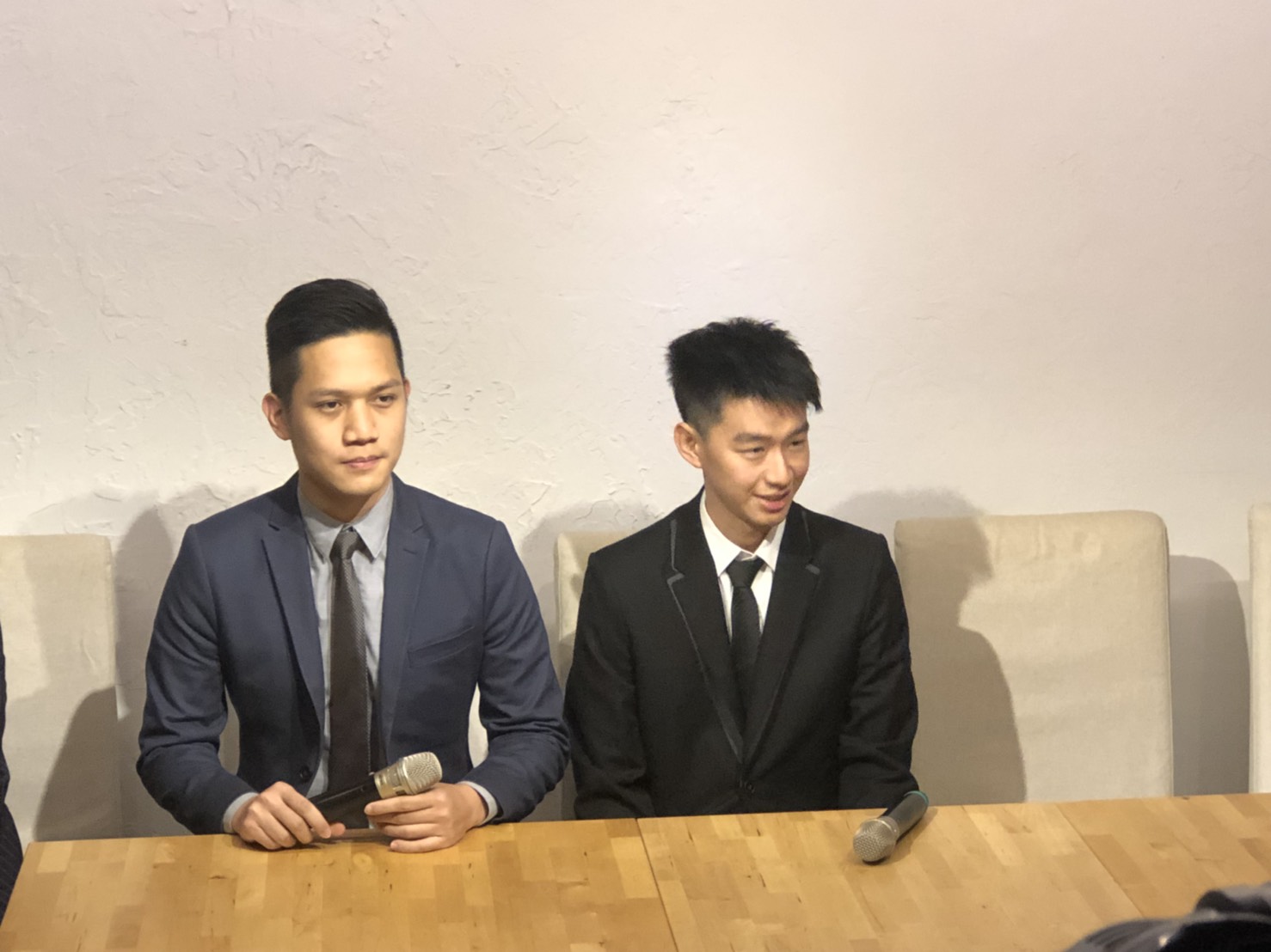 柯文哲競選團隊的兩位新科發言人,左為楊笙,右為蔡峻維。 圖:柯辦提供 柯文哲競選團隊的兩位新科發言人,左為楊笙,右為蔡峻維。 圖:柯辦提供