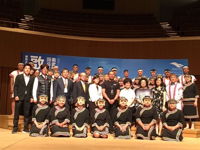 六龜高中合唱團在八八風災後成立,12月9日將在衛武營音樂廳表演,曲目為《大武山美麗的媽媽》,今天應邀參加記者會,展現以音樂學習走出風災的陰鬱,重拾對未來的希望。 圖:衛武營藝術文化中心/提供 六龜高中合唱團在八八風災後成立,12月9日將在衛武營音樂廳表演,曲目為《大武山美麗的媽媽》,今天應邀參加記者會,展現以音樂學習走出風災的陰鬱,重拾對未來的希望。 圖:衛武營藝術文化中心/提供