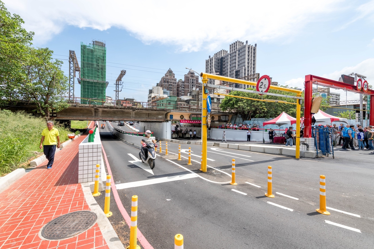 雙向六車道的中新地下道(連接前站中和路與後站新興街)14日下午二點通車,可望舒緩中壢前後站道路的交通壅塞。 圖:桃園市政府/提供 雙向六車道的中新地下道(連接前站中和路與後站新興街)14日下午二點通車,可望舒緩中壢前後站道路的交通壅塞。 圖:桃園市政府/提供