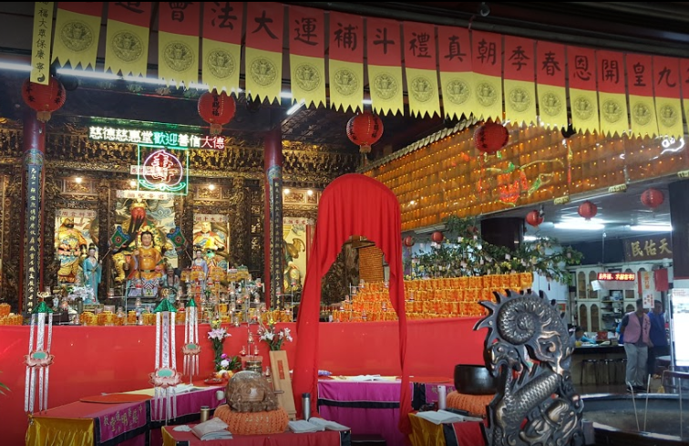 台中慈德慈惠堂創建於民國七十二年,由原本租屋的透天民宅,在短短兩年多中,購得現今土地約五百坪的台中市中心,佔有天時地利人和之便利性。 圖:翻攝自網路 台中慈德慈惠堂創建於民國七十二年,由原本租屋的透天民宅,在短短兩年多中,購得現今土地約五百坪的台中市中心,佔有天時地利人和之便利性。 圖:翻攝自網路