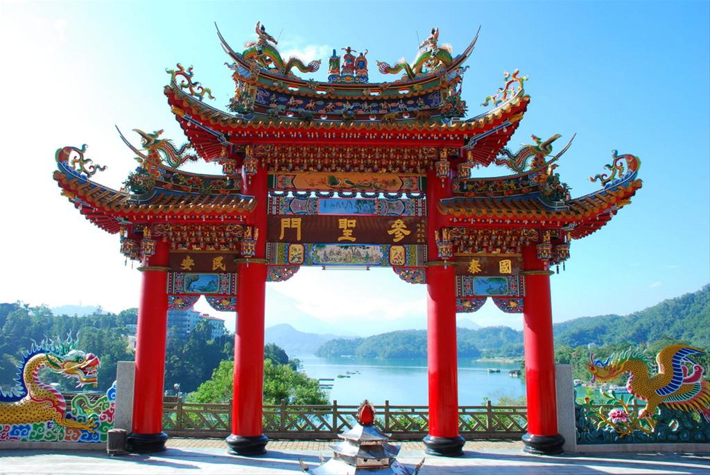 據當地居民說,日月潭龍鳳宮月下老人祠的月下老人非常靈驗,「快則一個月、慢則半年」,對於想求姻緣的民眾,您不妨來到這裡求求姻緣。 圖:翻攝自網路 據當地居民說,日月潭龍鳳宮月下老人祠的月下老人非常靈驗,「快則一個月、慢則半年」,對於想求姻緣的民眾,您不妨來到這裡求求姻緣。 圖:翻攝自網路