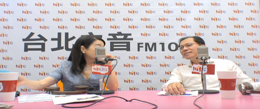 吳芳銘北上接受蔻蔻早餐專訪,離開嘉義縣政府,遭到民進黨縣黨部主委林沐惠批評。 圖:翻攝自youtube 吳芳銘北上接受蔻蔻早餐專訪,離開嘉義縣政府,遭到民進黨縣黨部主委林沐惠批評。 圖:翻攝自youtube