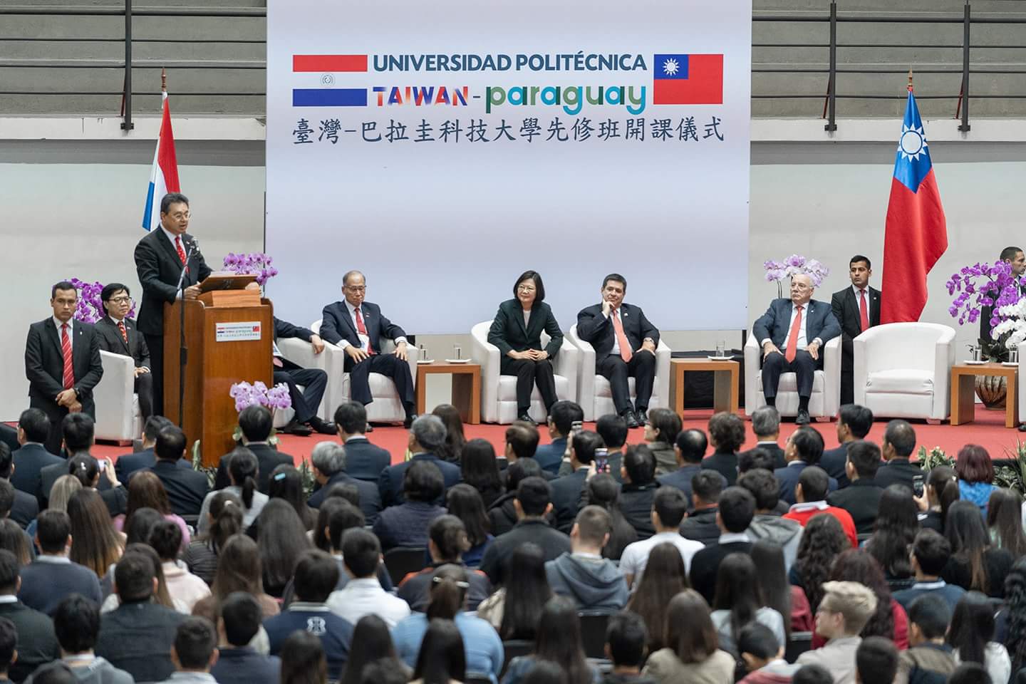 蔡總統則對現場學生說,她期待這所大學有一天會跟台科大一樣,成為世界最卓越的年輕大學之一;「未來,也請你們永遠記得,台灣是巴拉圭最好的朋友,我們很樂意分享經驗,為巴拉圭的未來,貢獻來自台灣的力量。」 圖:翻攝自蔡英文臉書 蔡總統則對現場學生說,她期待這所大學有一天會跟台科大一樣,成為世界最卓越的年輕大學之一;「未來,也請你們永遠記得,台灣是巴拉圭最好的朋友,我們很樂意分享經驗,為巴拉圭的未來,貢獻來自台灣的力量。」 圖:翻攝自蔡英文臉書