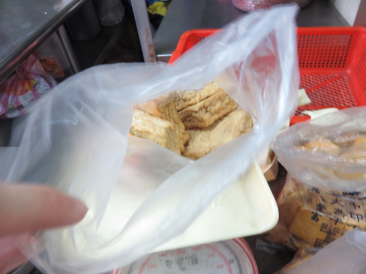 新北市八里區「振城醬園食品廠」供應、在蘆洲區得勝街「周烏豬切仔麵」抽驗的「油豆腐」,被檢出苯甲酸0.48g/kg。 圖:新北市衛生局提供 新北市八里區「振城醬園食品廠」供應、在蘆洲區得勝街「周烏豬切仔麵」抽驗的「油豆腐」,被檢出苯甲酸0.48g/kg。 圖:新北市衛生局提供