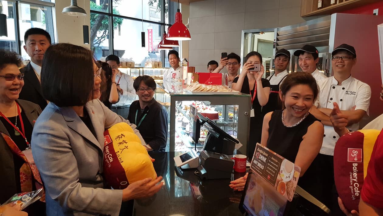 蔡英文在店內買咖啡情況。 圖:翻攝蔡適應臉書 蔡英文在店內買咖啡情況。 圖:翻攝蔡適應臉書