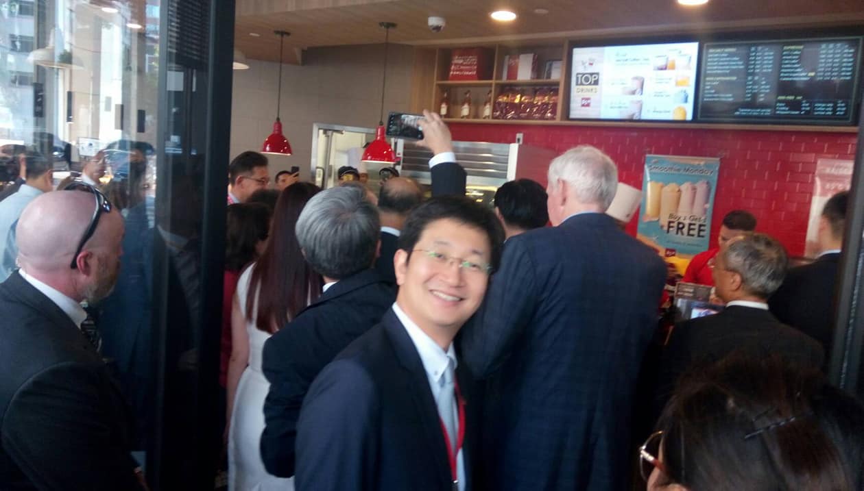 蔡適應與洛杉磯的85度C店家合影。 圖:翻攝蔡適應臉書 蔡適應與洛杉磯的85度C店家合影。 圖:翻攝蔡適應臉書