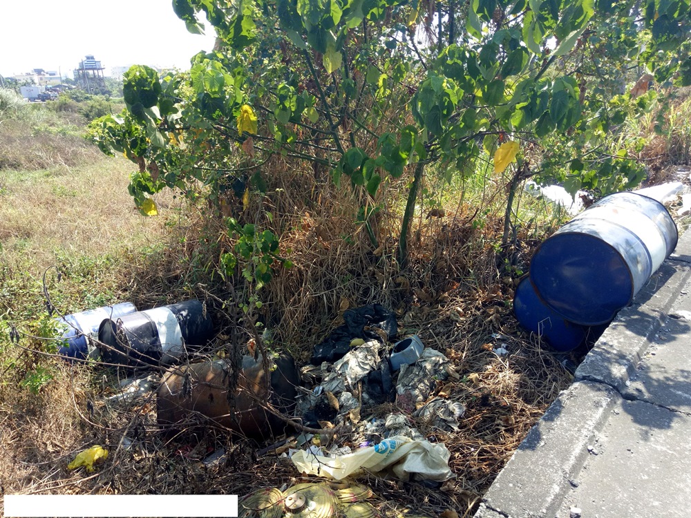 棄置於新園鄉台17線、南州鄉國道3號交流道道路旁遭棄置裝滿廢油泥之53加侖廢鐵桶事業廢棄物。 圖:屏東縣政府/提供 棄置於新園鄉台17線、南州鄉國道3號交流道道路旁遭棄置裝滿廢油泥之53加侖廢鐵桶事業廢棄物。 圖:屏東縣政府/提供