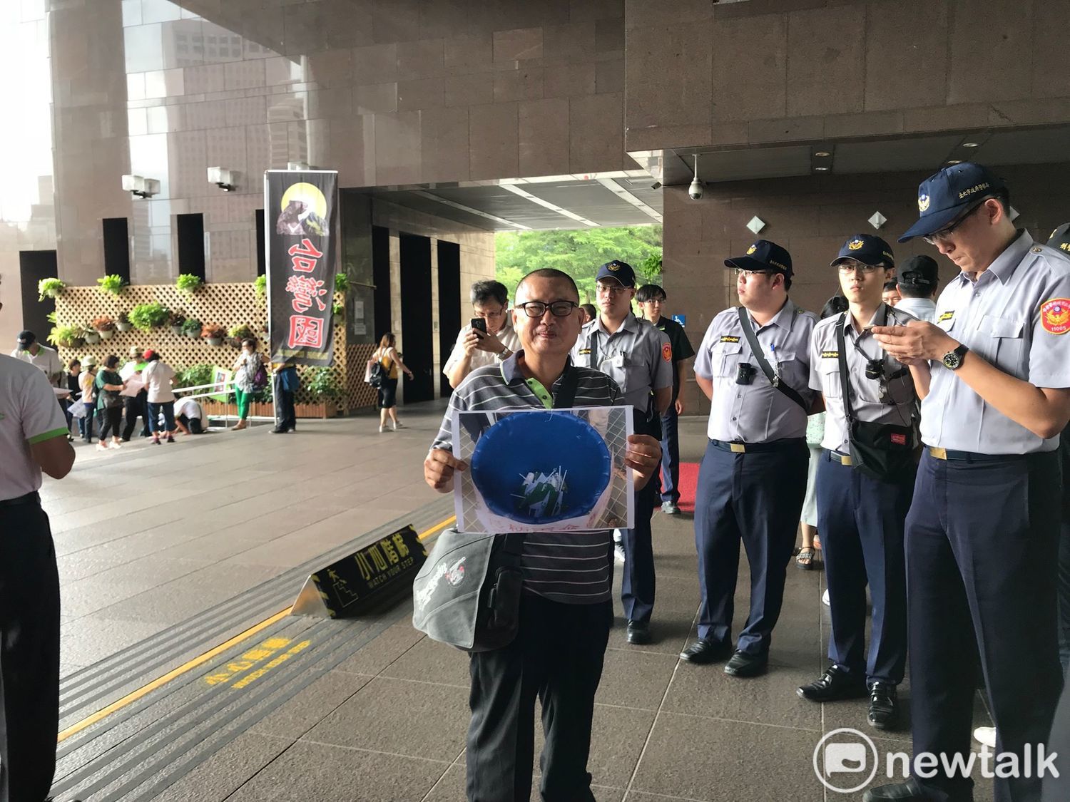 獨派成員今日赴市府門口抗議。 圖 : 周煊惠 / 攝 獨派成員今日赴市府門口抗議。 圖 : 周煊惠 / 攝
