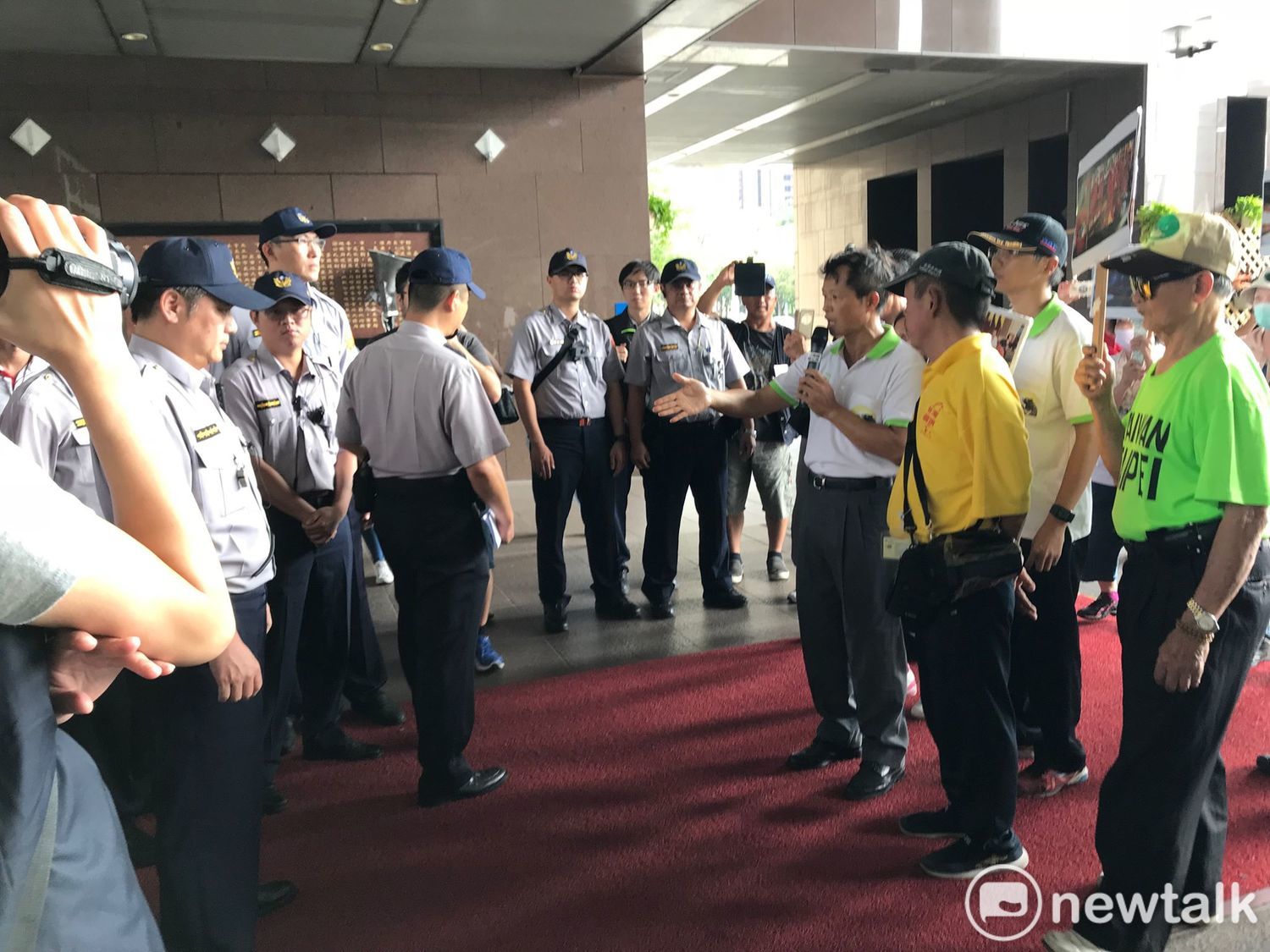獨派成員與警方對峙。 圖 : 周煊惠 / 攝 獨派成員與警方對峙。 圖 : 周煊惠 / 攝