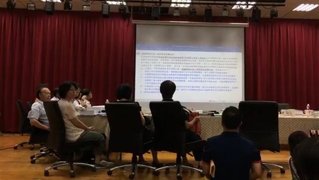 高雄市政府環保局今(15)日三度召開馬頭山事業廢棄物掩埋場環評大會。 圖:反馬頭山事業廢棄物掩埋場自救會/提供 高雄市政府環保局今(15)日三度召開馬頭山事業廢棄物掩埋場環評大會。 圖:反馬頭山事業廢棄物掩埋場自救會/提供