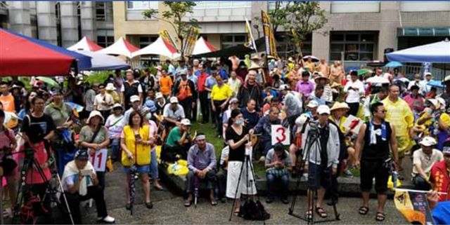 反馬頭山事業廢棄物掩埋場自救會串聯40個環保團體,集結在高雄市環保局門前廣場抗議。 圖:反馬頭山事業廢棄物掩埋場自救會/提供 反馬頭山事業廢棄物掩埋場自救會串聯40個環保團體,集結在高雄市環保局門前廣場抗議。 圖:反馬頭山事業廢棄物掩埋場自救會/提供