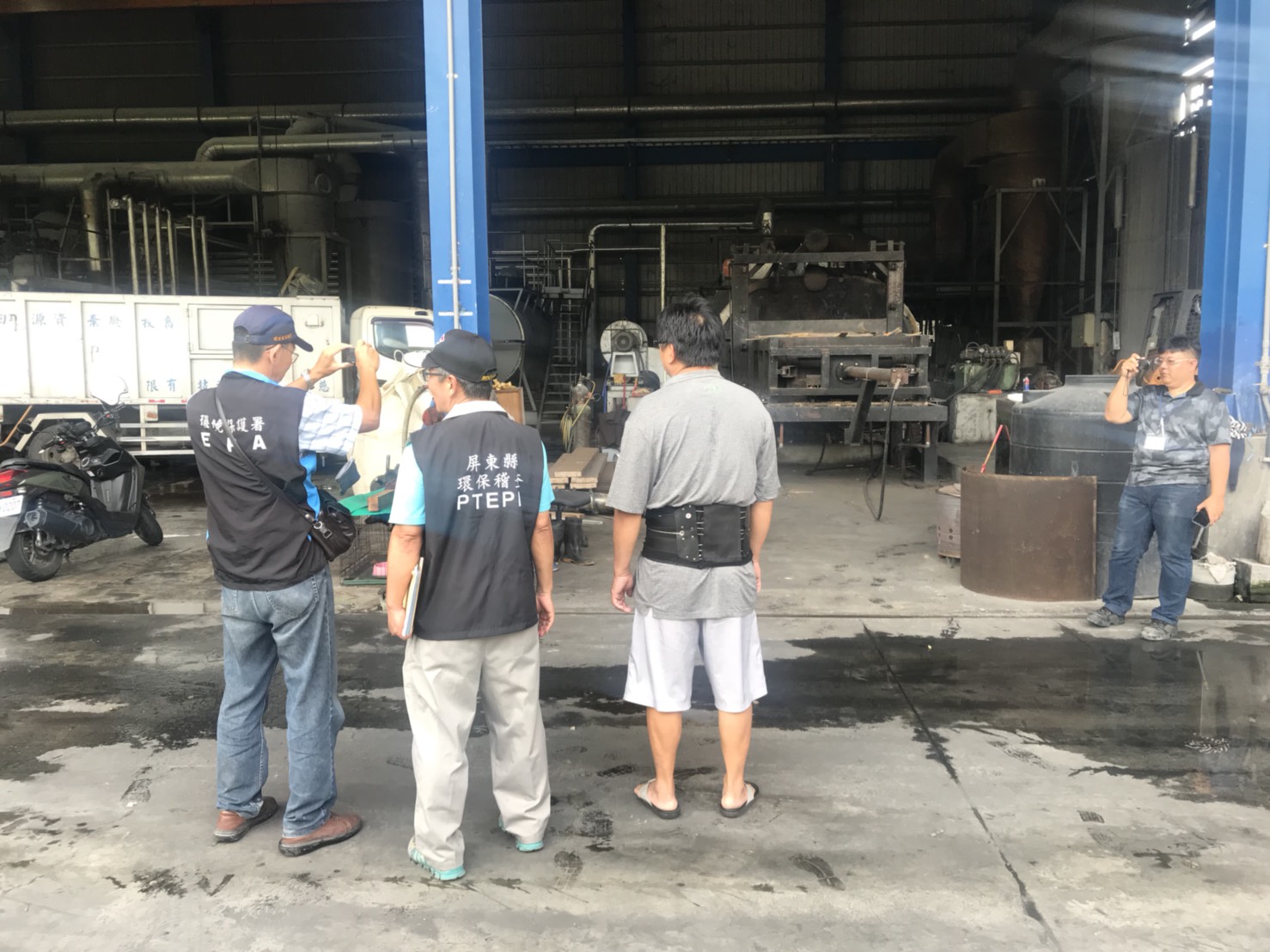 屏東縣政府環保局人員稽查化製場。 圖 : 屏東縣環保局/ 提供 屏東縣政府環保局人員稽查化製場。 圖 : 屏東縣環保局/ 提供