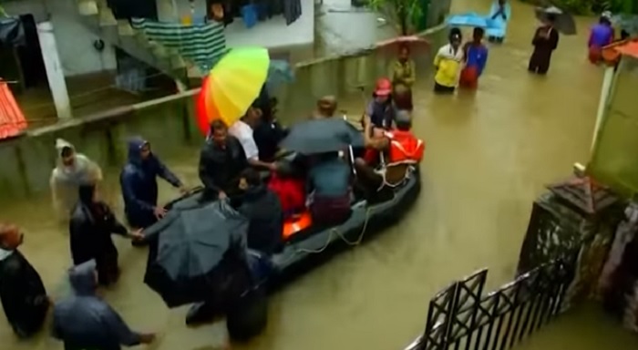 印度南部克勒拉省(Kerala)上週暴雨引發的洪水持續惡化,陸軍和海軍都已加入救災行動,動用直升機到災區救援受困民眾。 圖:翻攝YouTube 印度南部克勒拉省(Kerala)上週暴雨引發的洪水持續惡化,陸軍和海軍都已加入救災行動,動用直升機到災區救援受困民眾。 圖:翻攝YouTube