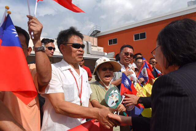 現場有數十名僑胞揮舞國旗,迎接蔡總統,蔡總統與僑胞握手、簡短寒暄。
圖:翻攝自蔡英文臉書 現場有數十名僑胞揮舞國旗,迎接蔡總統,蔡總統與僑胞握手、簡短寒暄。
圖:翻攝自蔡英文臉書
