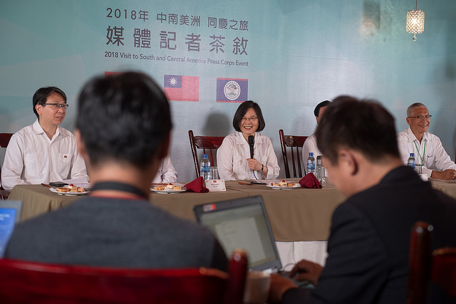 總統蔡英文「同慶之旅」出訪友邦巴拉圭和貝里斯,當地時間17日傍晚在貝里斯與隨團媒體茶敘。 圖/總統府提供 總統蔡英文「同慶之旅」出訪友邦巴拉圭和貝里斯,當地時間17日傍晚在貝里斯與隨團媒體茶敘。 圖/總統府提供