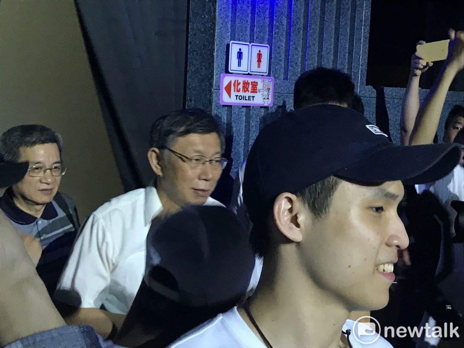 台北市長柯文哲在柯粉歡呼聲中登場。 圖 : 周煊惠 / 攝 台北市長柯文哲在柯粉歡呼聲中登場。 圖 : 周煊惠 / 攝