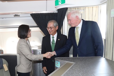 總統蔡英文(左)當地時間18日結束貝里斯出訪行程,下午抵達美國休士頓過境,美國在台協會(AIT)主席莫健(James F. Moriarty)(右)、駐美代表高碩泰(中)登機迎接,與蔡總統握手致意。 圖/中央社 總統蔡英文(左)當地時間18日結束貝里斯出訪行程,下午抵達美國休士頓過境,美國在台協會(AIT)主席莫健(James F. Moriarty)(右)、駐美代表高碩泰(中)登機迎接,與蔡總統握手致意。 圖/中央社