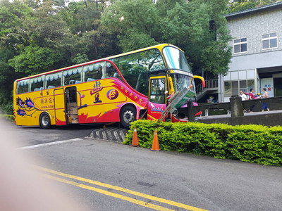 苗栗縣銅鑼鄉九華山19日上午發生遊覽車撞分流車道護欄意外,造成車內8人輕傷,分別送醫急救均無大礙,事故發生原因待釐清。 圖/苗栗縣政府消防局提供 苗栗縣銅鑼鄉九華山19日上午發生遊覽車撞分流車道護欄意外,造成車內8人輕傷,分別送醫急救均無大礙,事故發生原因待釐清。 圖/苗栗縣政府消防局提供