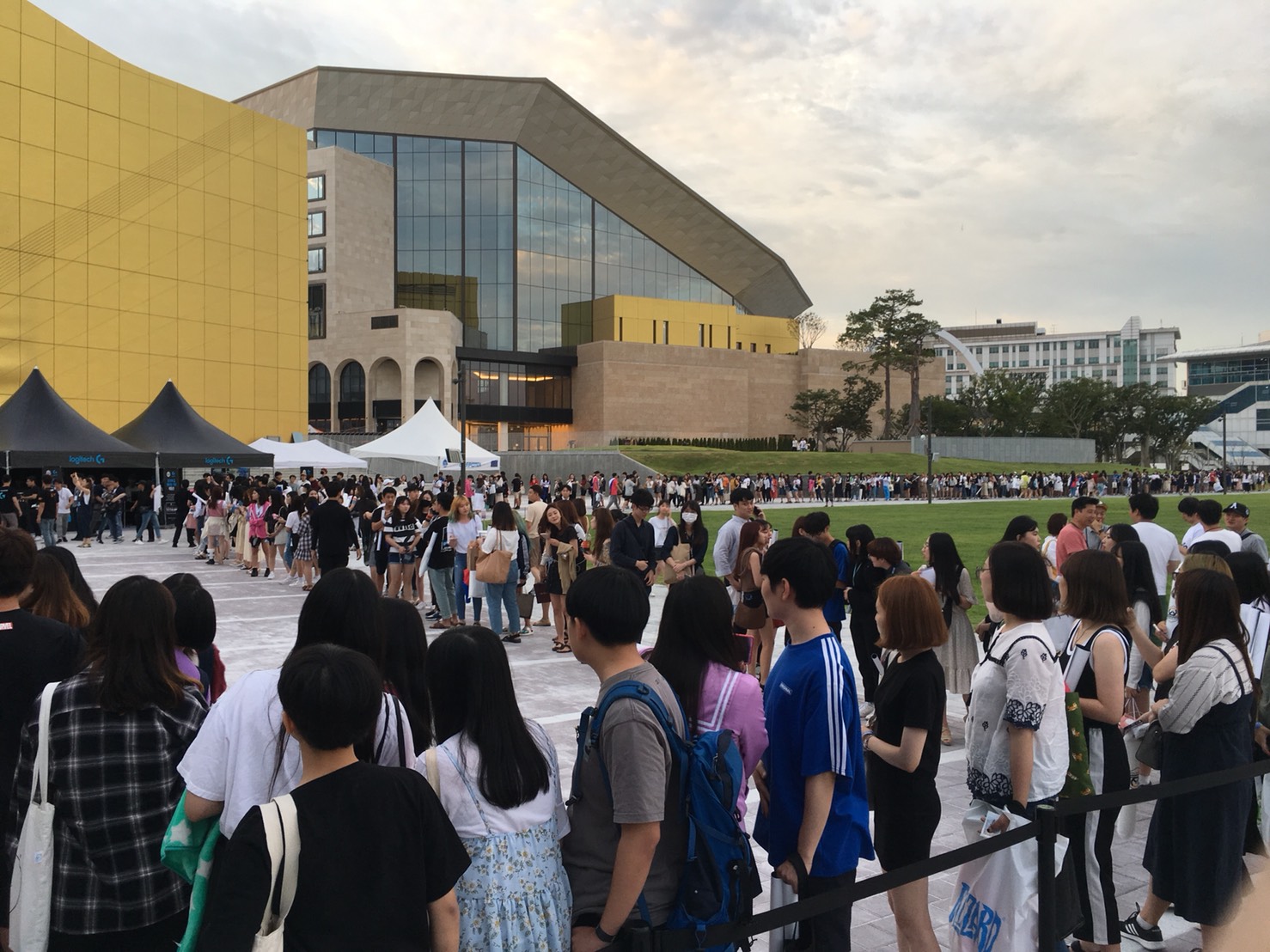 排隊等待選手簽名的粉絲簡直就是「W」型,可見人數之多。 排隊等待選手簽名的粉絲簡直就是「W」型,可見人數之多。