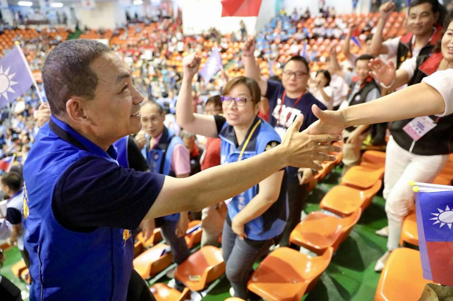 侯友宜今天出席國民黨全代會,與其他縣市長參選人一同造勢。 圖:侯辦提供 侯友宜今天出席國民黨全代會,與其他縣市長參選人一同造勢。 圖:侯辦提供