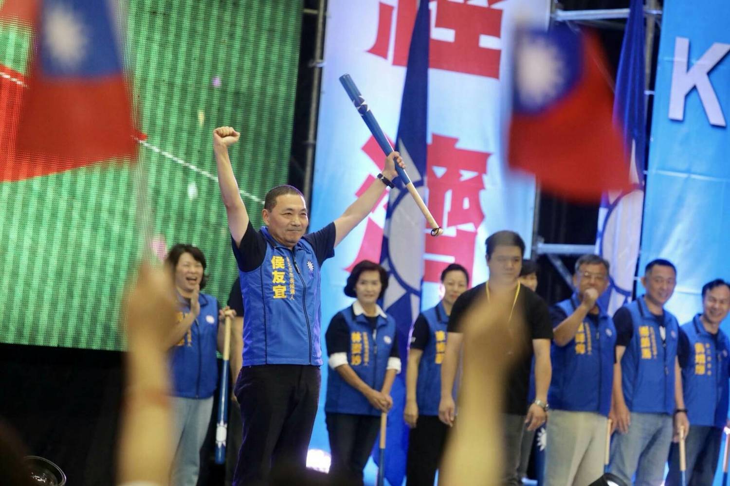 侯友宜被媒體發現揮棒過快,他解釋說自己從小就愛打棒球,棒球要揮得快才會打得遠、打得好。 圖:侯辦提供 侯友宜被媒體發現揮棒過快,他解釋說自己從小就愛打棒球,棒球要揮得快才會打得遠、打得好。 圖:侯辦提供