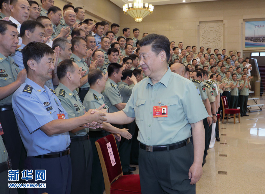 畫面顯示,習近平與會時依照往例,身著沒有軍階等標記的中共解放軍短袖軍常服,並率領中共中央軍委副主席許其亮、張又俠及軍委委員魏鳳和、李作成、苗華、張升民等人依序進入會場,和與會人員握手致意,神色與往常並無二致。 圖:翻攝自新華網 畫面顯示,習近平與會時依照往例,身著沒有軍階等標記的中共解放軍短袖軍常服,並率領中共中央軍委副主席許其亮、張又俠及軍委委員魏鳳和、李作成、苗華、張升民等人依序進入會場,和與會人員握手致意,神色與往常並無二致。 圖:翻攝自新華網
