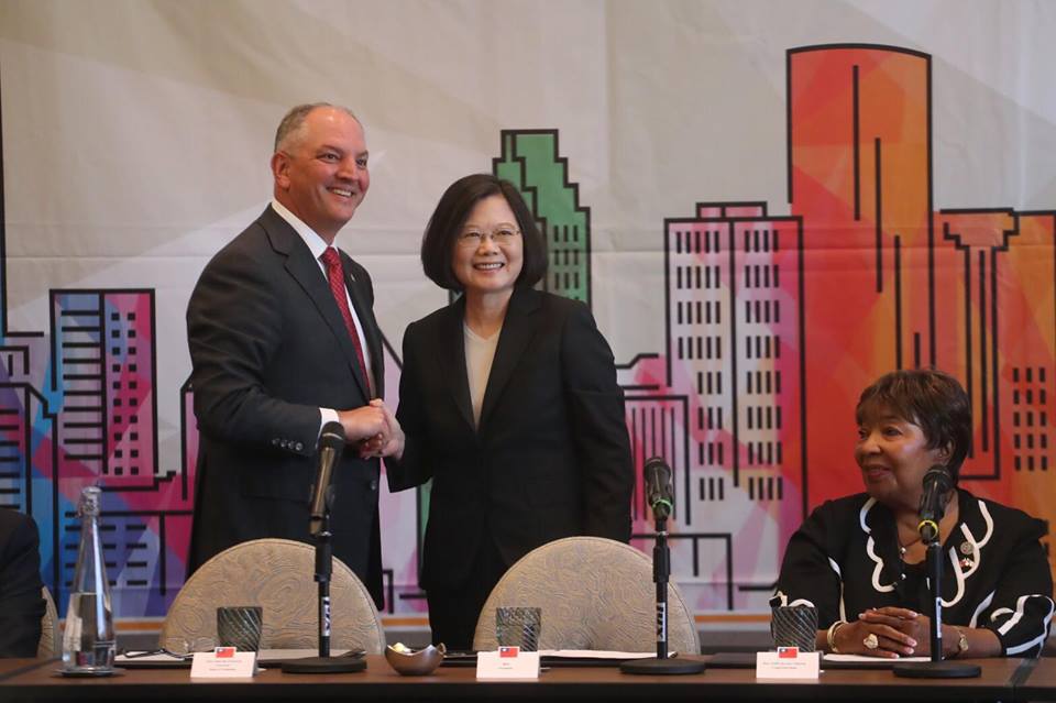 美國路易斯安那州州長愛德華茲(左起)歡迎總統蔡英文造訪,2人在「台美商業論壇」相互交換意見。 圖:翻攝蔡英文臉書 美國路易斯安那州州長愛德華茲(左起)歡迎總統蔡英文造訪,2人在「台美商業論壇」相互交換意見。 圖:翻攝蔡英文臉書