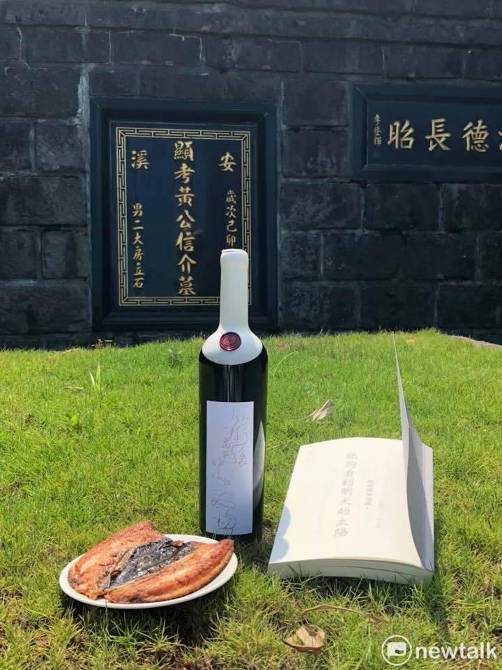 施明德帶著煎虱目魚、紅酒祭拜黃信介。 圖:翻攝施明德臉書 施明德帶著煎虱目魚、紅酒祭拜黃信介。 圖:翻攝施明德臉書