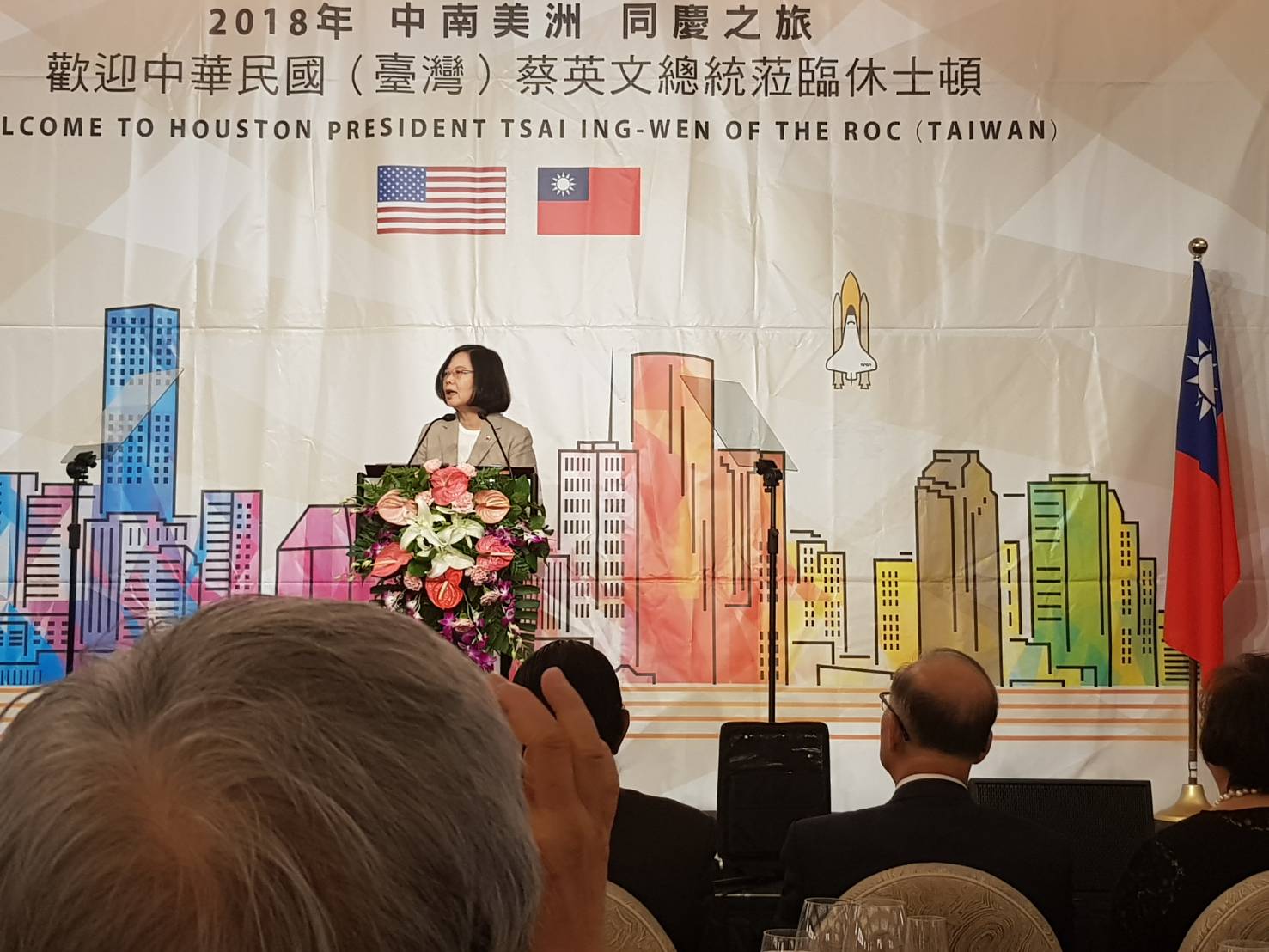 李俊俋強調,「每到一處我們都受到僑胞們熱烈歡迎,隨行媒體與外媒也都有大量報導」,過境休士頓時也獲僑胞、台商朋友熱情支持;他也指出僑胞代表宋明麗更在晚間僑宴上為蔡英文打氣,直呼暖心,且溫馨場面都有圖為證。 圖:李俊俋/提供 李俊俋強調,「每到一處我們都受到僑胞們熱烈歡迎,隨行媒體與外媒也都有大量報導」,過境休士頓時也獲僑胞、台商朋友熱情支持;他也指出僑胞代表宋明麗更在晚間僑宴上為蔡英文打氣,直呼暖心,且溫馨場面都有圖為證。 圖:李俊俋/提供