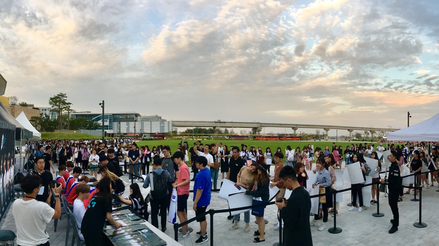 為了排韓國選手的簽名,粉絲排成的人龍十分壯觀。 為了排韓國選手的簽名,粉絲排成的人龍十分壯觀。